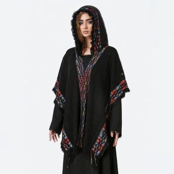 Ethnic style shawl paired with women's knitted warm Yunnan travel outfit, photo cloak, and canopy